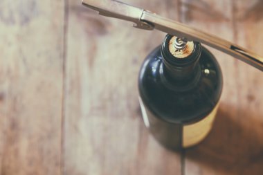 kırmızı şarap şişesi ve tirbuşon üstten görünüm görüntüsü