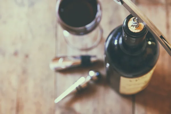 Imagen vista superior de botella de vino tinto y sacacorchos — Foto de Stock