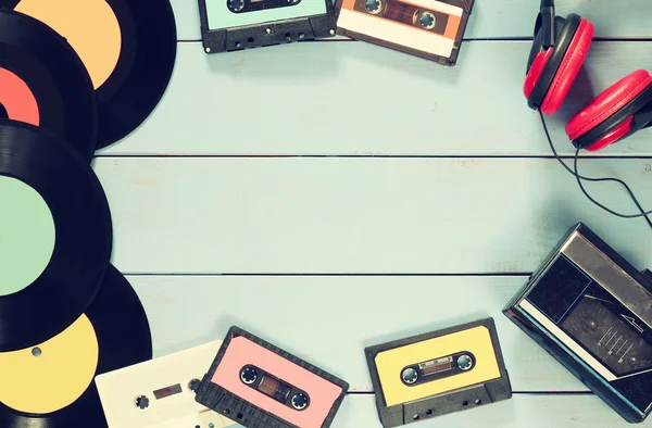 Bovenaanzicht van de cassette, hoofdtelefoons, records en oude cassettespeler — Stockfoto