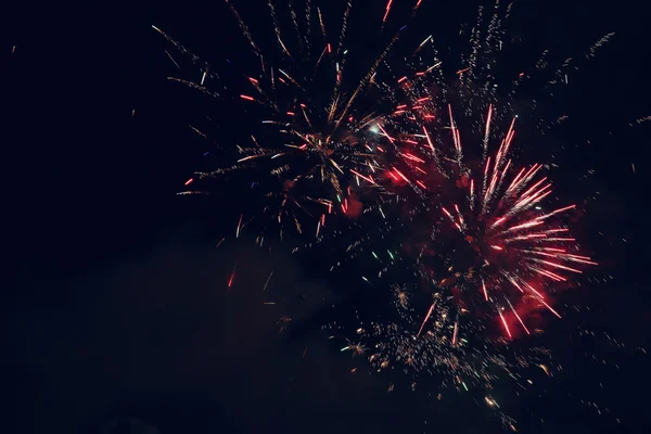 Belos fogos de artifício coloridos no céu noturno — Fotografia de Stock