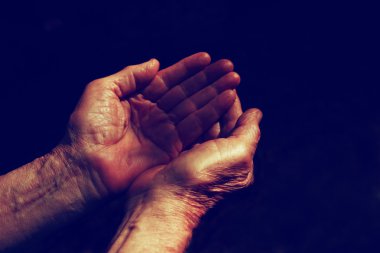 erkek Wrinkled eski eller yalvarıyor. merhamet kavramı