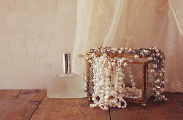 Image of white pearls necklace and perfume bottle — Stock Photo, Image