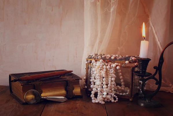 Imagen de bajo perfil de perlas blancas junto al libro antiguo — Foto de Stock