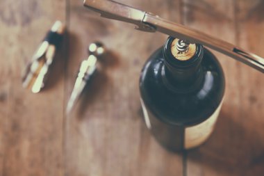 kırmızı şarap şişesi ve tirbuşon üstten görünüm görüntüsü