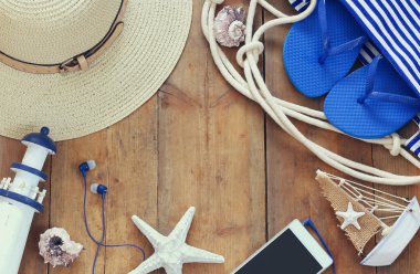 plaj aksesuarları ahşap güverte yukarıdan