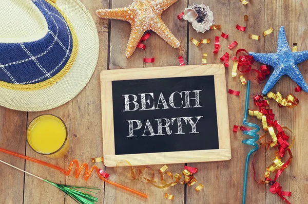 Beach party concept, schoolbord met met citaat — Stockfoto