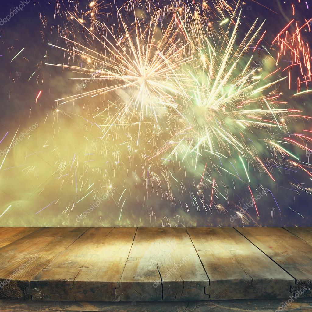 ぼやけて花火背景の前で木製のテーブル ストック写真 C Tomert