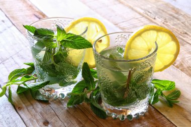 taze mojito ve dilimlenmiş limon 