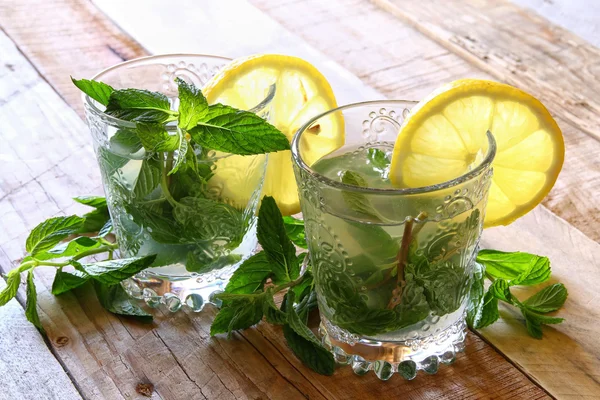 Frischer Mojito und geschnittene Zitronen — Stockfoto