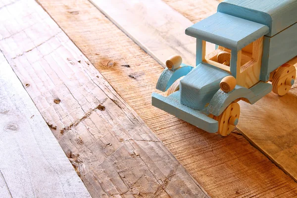 Старый деревянный игрушечный автомобиль — стоковое фото