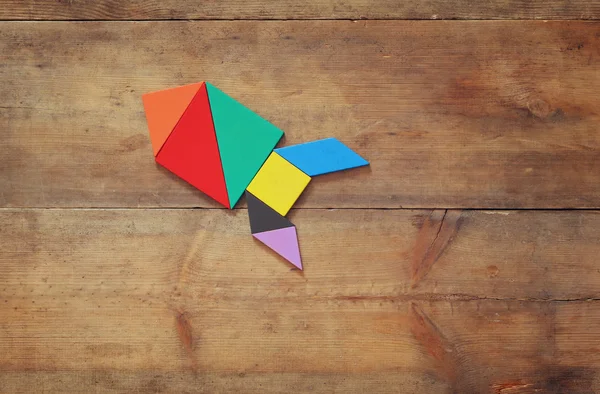 Foguete feito de quebra-cabeça tangram — Fotografia de Stock