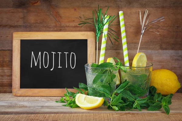 Frischer Mojito, Tafel und geschnittene Zitronen — Stockfoto