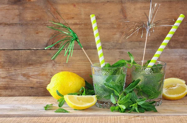 Frischer Mojito an der Bar auf einem rustikalen Holztisch — Stockfoto