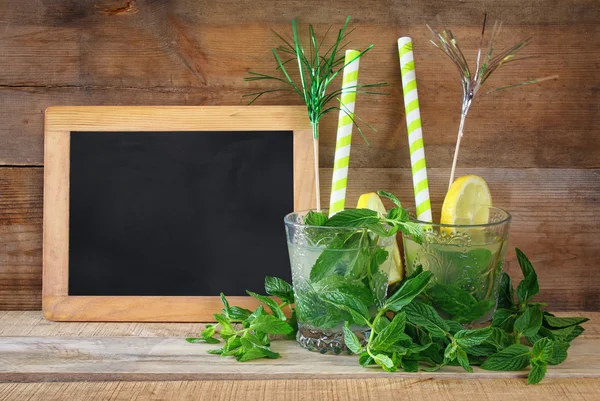 Frischer Mojito, Tafel und geschnittene Zitronen — Stockfoto