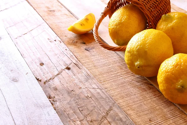 Immagine di limoni freschi su tavola rustica in legno . — Foto Stock