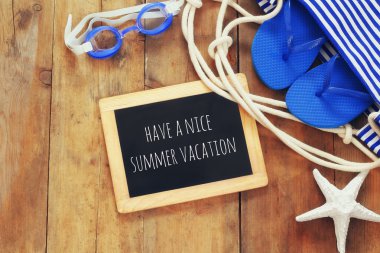 plaj aksesuarları ve blackboard alıntı ile Üstten Görünüm