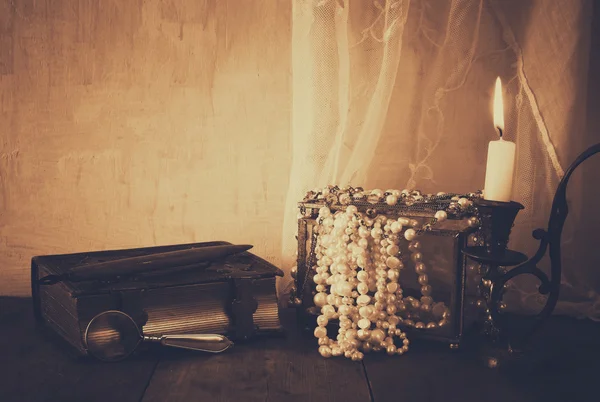 Korona królowej niski klucz, białe perły obok starej książki — Zdjęcie stockowe