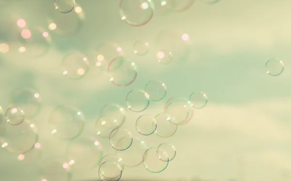 Bolhas de sabão flutuando no ar contra o céu — Fotografia de Stock