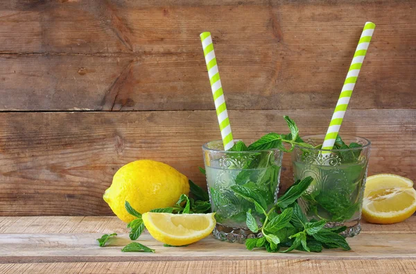 Frischer Mojito an der Bar auf einem rustikalen Holztisch — Stockfoto