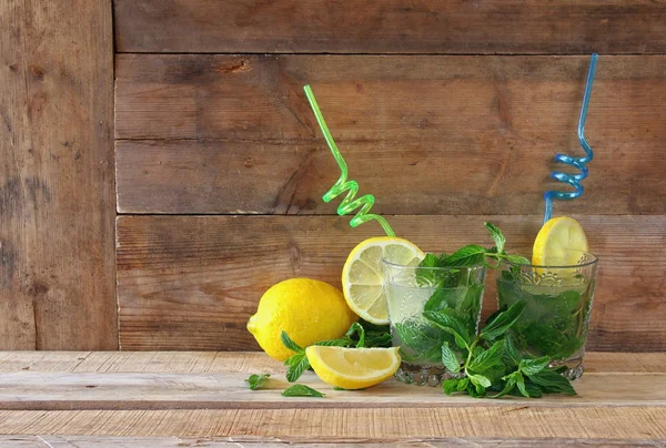 Frischer Mojito an der Bar auf einem rustikalen Holztisch — Stockfoto