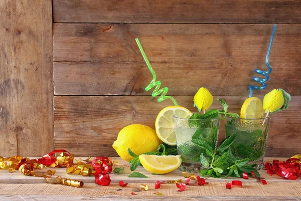 Frischer Mojito an der Bar auf einem rustikalen Holztisch — Stockfoto