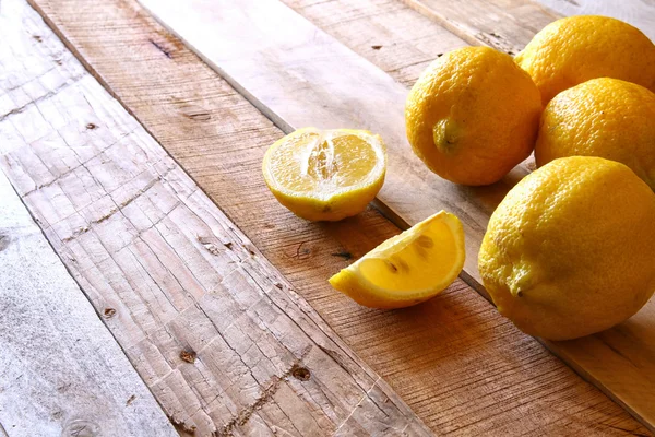 Immagine di limoni freschi su tavola rustica in legno — Foto Stock