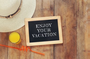 Yaz şapka, meyve kokteyli ve yazı tahtası