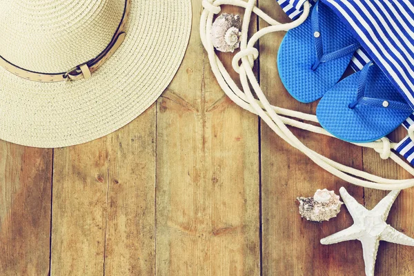 Accessori spiaggia sul ponte di legno — Foto Stock