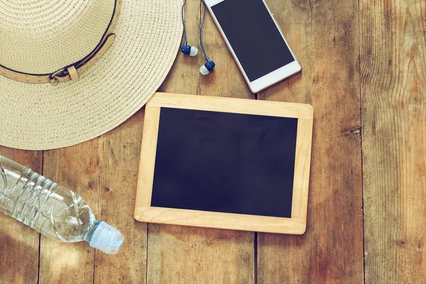 En iyi görünümü boş yazı tahtası ve plaj aksesuarları