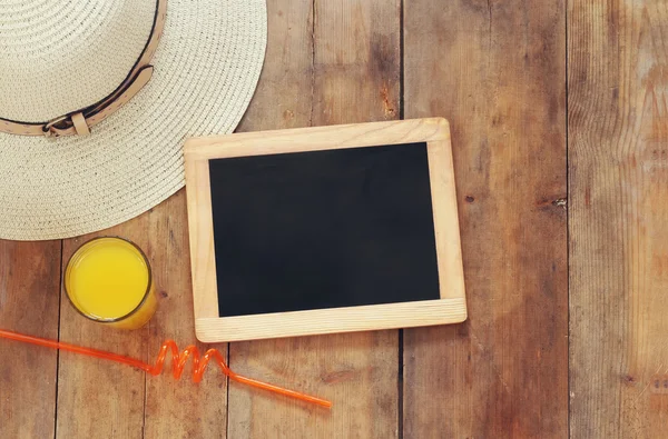 Chapéu de verão, coquetel de frutas e quadro negro em branco — Fotografia de Stock