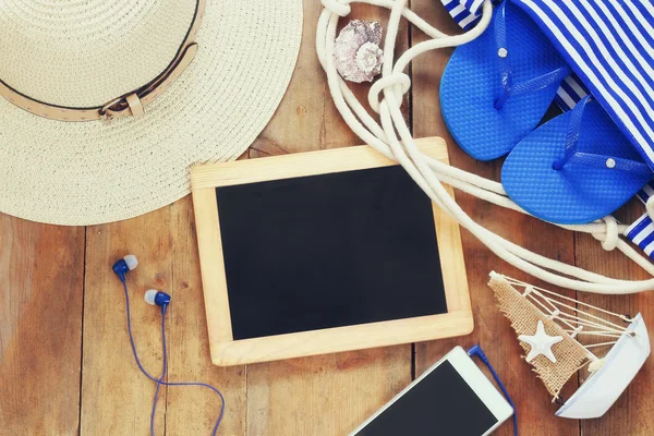 plaj aksesuarları ve boş yazı tahtası 