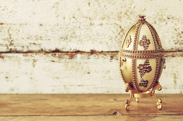 Faberge ei op houten tafel — Stockfoto