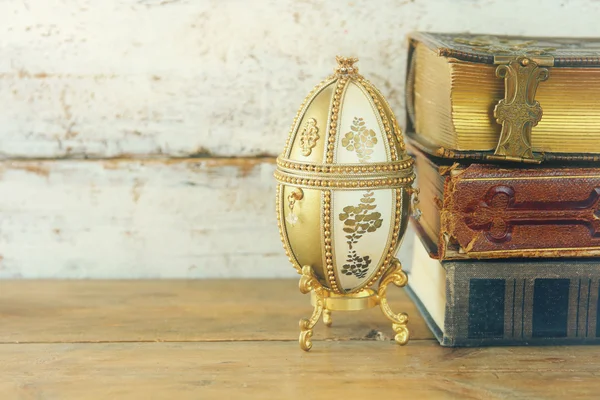 Faberge huevo y libros antiguos — Foto de Stock