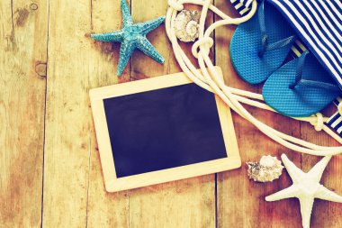 plaj aksesuarları ve boş yazı tahtası. kopya alanı