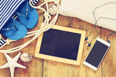 plaj aksesuarları ve boş yazı tahtası. kopya alanı