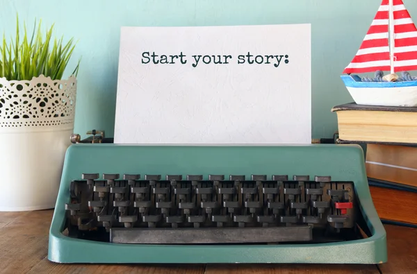Alte Schreibmaschine mit Phrase: Beginnen Sie Ihre Geschichte — Stockfoto