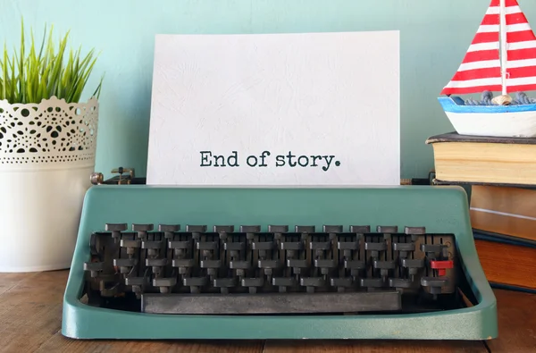 Foto einer alten Schreibmaschine mit Phrase: Ende der Geschichte — Stockfoto