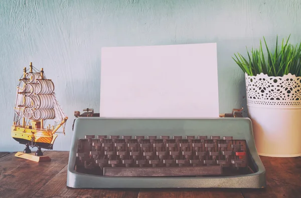 Vintage skrivmaskin med tom sida på träbord — Stockfoto