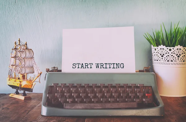 Alte Schreibmaschine mit Phrase: mit dem Schreiben beginnen — Stockfoto