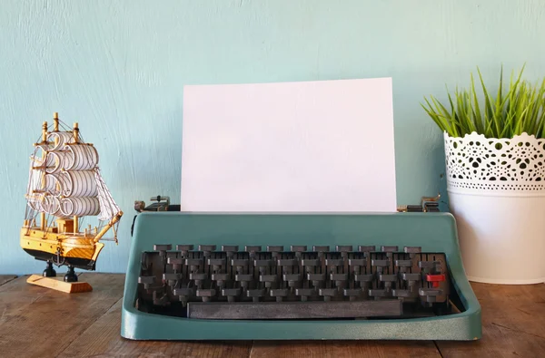 Vintage skrivmaskin med tom sida på träbord — Stockfoto