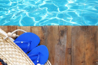 havuz ve plaj aksesuarları ile ahşap güverte