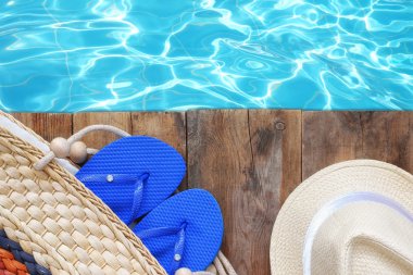 havuz ve plaj aksesuarları ile ahşap güverte