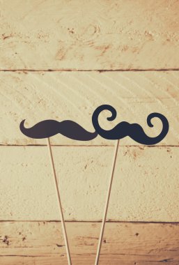 ahşap arka plan önünde sopa kağıt bıyık
