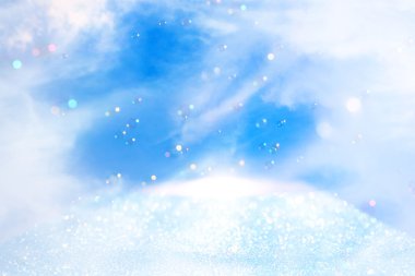 Yumuşak bulutlara ve gökyüzüne karşı havada yüzen sabun kabarcıkları