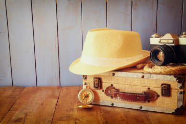 Pusula, ip eski kamera ve fedora şapka. explorere kavramı