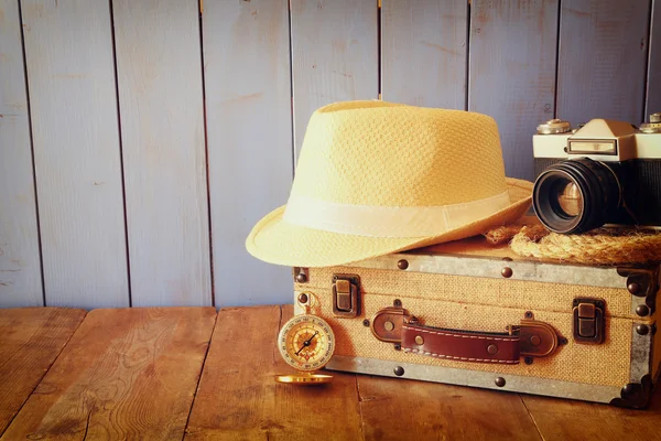 Brújula, cuerda vieja cámara y sombrero fedora. concepto explorere —  Fotos de Stock