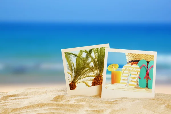 Strand med Instant bilder framför sommaren havet bakgrund — Stockfoto