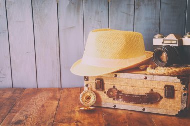 Pusula, ip, eski kamera ve fedora şapka. explorer kavramı