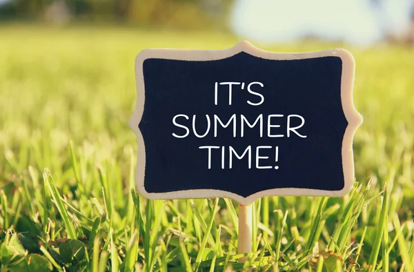Wooden chalkboard sign with quote: IT'S SUMMER TIME — Stock Photo, Image