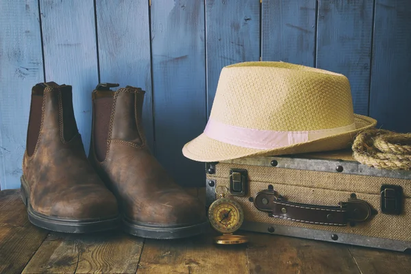 Kompas, provaz, turistické boty a fedorský klobouk. koncepce Průzkumníka — Stock fotografie